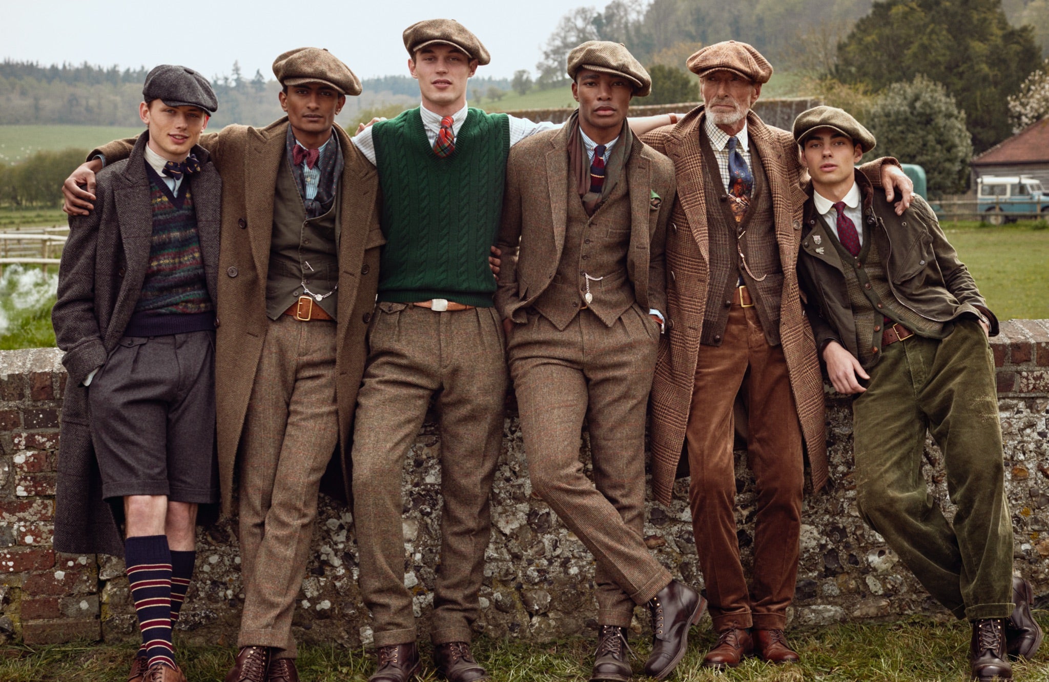 <strong>CROSS-COUNTRY</strong><br/><span>A atual cole&ccedil;&atilde;o da Polo Originals utiliza o tweed como textura, criando um visual inspirado na roupa de homem cl&aacute;ssica, mas combinado com pe&ccedil;as inesperadas de roupa de trabalho, como um colete de sarja, cord&otilde;es remendados, botas de biqueira e cintos de dois pinos</span><br/><rlmag_link href="https://www.ralphlauren.pt/pt/search?cgid=brands-prl-ties-and-tweed-cg"><button class="shop-collection">Ver artigos da hist&oacute;ria</button></rlmag_link>