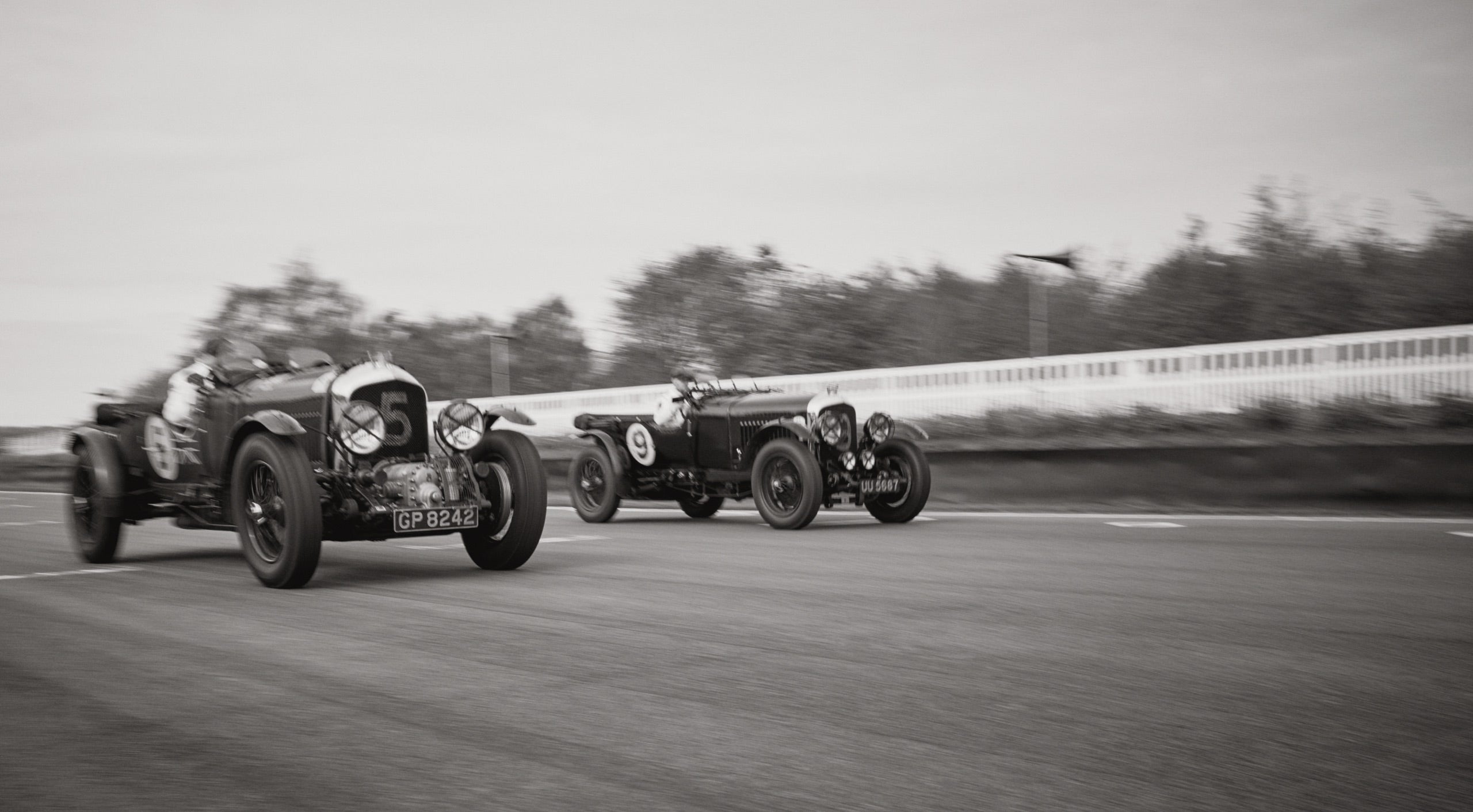<strong>NA PISTA</strong><br/><span>Esta temporada de Polo Originals, inspirada na &eacute;poca de ouro das corridas de autom&oacute;veis de Grande Pr&eacute;mio, foi fotografada no Aut&oacute;dromo de Goodwood, situado em West Sussex, na propriedade de Goodwood, com cerca de 12 000 acres. Desde ent&atilde;o, o Aut&oacute;dromo tornou-se conhecido por acolher uma s&eacute;rie de eventos de desporto motorizados de prest&iacute;gio, incluindo o famoso Festival of Speed and Revival.</span> <br/><rlmag_link href="https://www.ralphlauren.pt/pt/search?cgid=brands-prl-tough-and-refined-cg"><button class="shop-collection">COMPRAR A COLE&Ccedil;&Atilde;O</button></rlmag_link>
