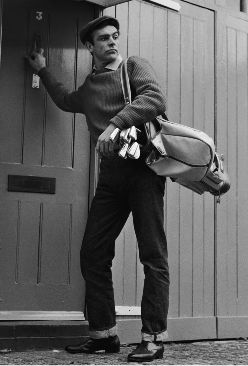 <strong class="">CAL&Ccedil;ADO S&Oacute;BRIO</strong><br/><span class="">Steve McQueen, acima, faz com que as cal&ccedil;as de ganga e os sapatos pretos sejam dignos de nota durante as grava&ccedil;&otilde;es de <em>Yang-Ts&eacute; em Chamas</em>; Sean Connery comprova que os sapatos pretos cl&aacute;ssicos combinam com a ganga escura; James Baldwin adota o conceito monocrom&aacute;tico; e JFK enverga um par de mocassins pretos sem usar meias, dotando-os de um aspeto blas&eacute;</span>
