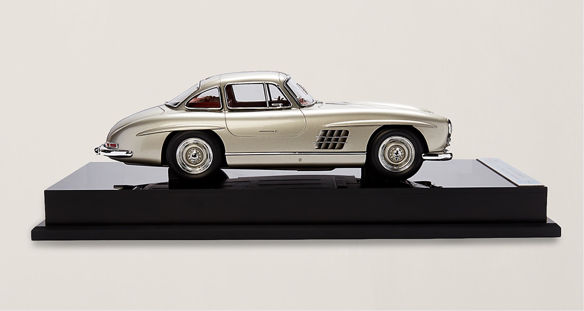 <span>The 1955 Mercedes Benz 300 SL Coupe &ldquo;Gullwing&rdquo; was the fastest production car of its time, the first to use fuel injection directly into the cylinders for a top speed of 161 miles per hour</span><br/><a href="https://www.ralphlauren.com/home-decor-decorative-accessories/mercedes-benz-gullwing-coupe/453620.html?dwvar453620_colorname=Silver" target="_blank" class="rlc-linecta rlc-lineplay"><span>SHOP NOW</span></a>