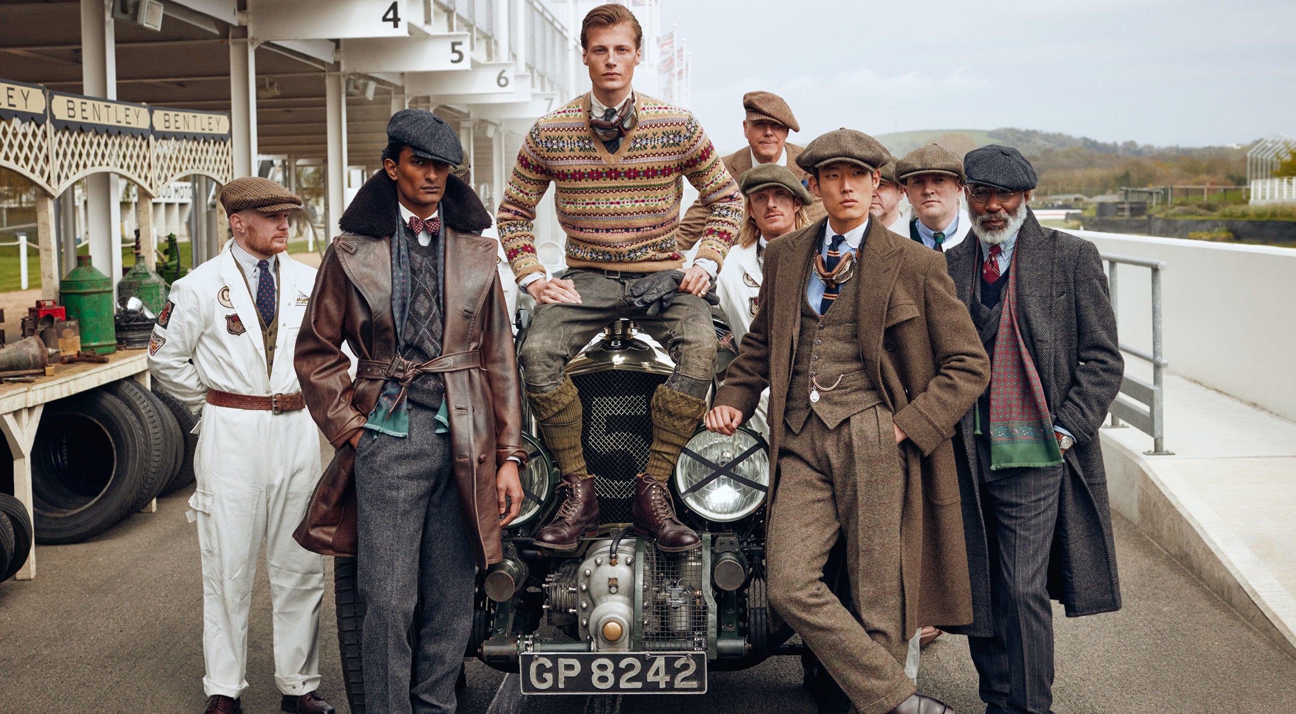 <strong>ON LOCATION</strong><br/><span>This season of Polo Originals, inspired by the golden era of Grand Prix car racing, was photographed at the Goodwood Motor Circuit, which is located in West Sussex, on the 12,000-acre Goodwood Estate. The Circuit has since become known for hosting a number of prestigious motorsport events, including the famous Festival of Speed and Revival.</span> <br/><rlmag_link href="https://www.ralphlauren.pt/en/search?cgid=brands-prl-tough-and-refined-cg"><button class="shop-collection">Shop the Story</button></rlmag_link>