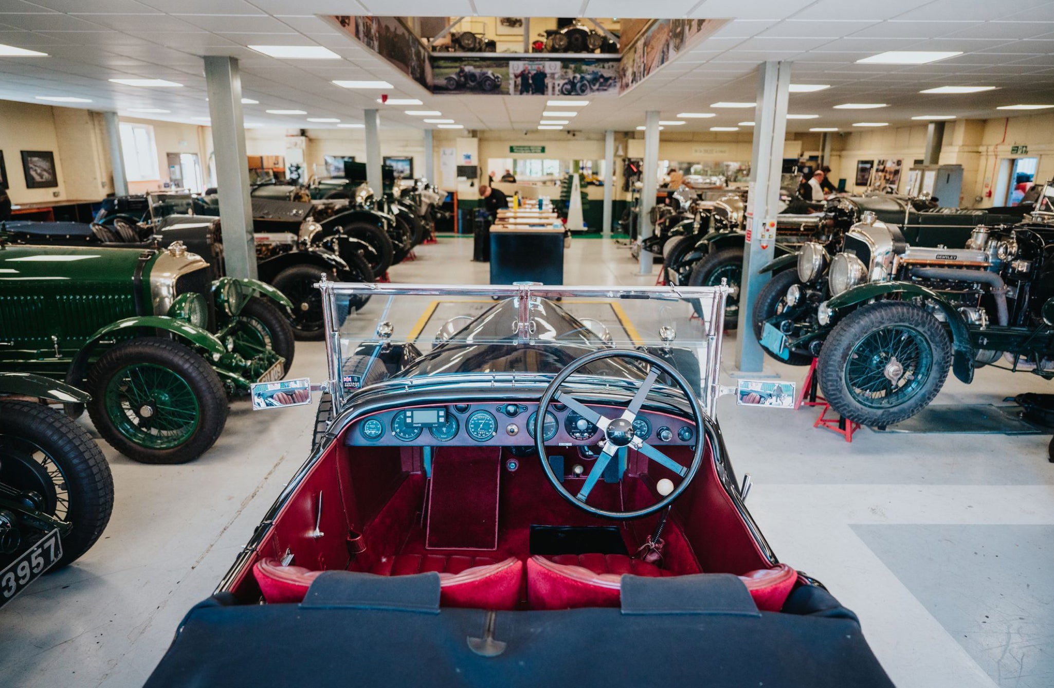<strong>A GRANDE REPARA&Ccedil;&Atilde;O </strong><br/><span>No interior da imaculada garagem da Vintage Bentley, onde os mec&acirc;nicos utilizam apenas ferramentas originais ou recria&ccedil;&otilde;es feitas internamente. &Eacute; sempre um desafio encontrar exatamente o que precisa? "Bem, s&oacute; demorou 28 anos", diz William Medcalf, o fundador </span>