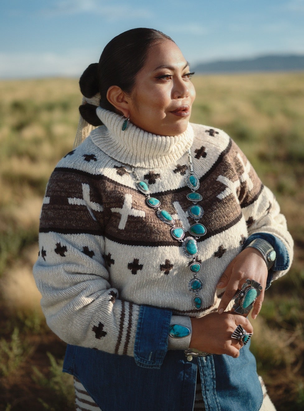  <strong>NAIOMI GLASSES</strong><br/> <span>Artista t&ecirc;xtil, designer e modelo Din&eacute; (Navajo) de s&eacute;tima gera&ccedil;&atilde;o. Depois de se mudar de Phoenix, Arizona, para Din&eacute;tah (Na&ccedil;&atilde;o Navajo) durante a sua inf&acirc;ncia, Naiomi come&ccedil;ou a estudar de forma exaustiva a tecelagem tradicional com a sua av&oacute;. Agora com 26 anos, Naiomi &eacute; regularmente apresentada no Santa Fe Indian Market da SWAIA e no Heard Guild Indian Fair & Market, onde o seu trabalho ganhou uma s&eacute;rie de pr&eacute;mios e aclama&ccedil;&otilde;es, incluindo v&aacute;rias distin&ccedil;&otilde;es nas categorias de t&ecirc;xteis e nas divis&otilde;es de tecelagem</span>  