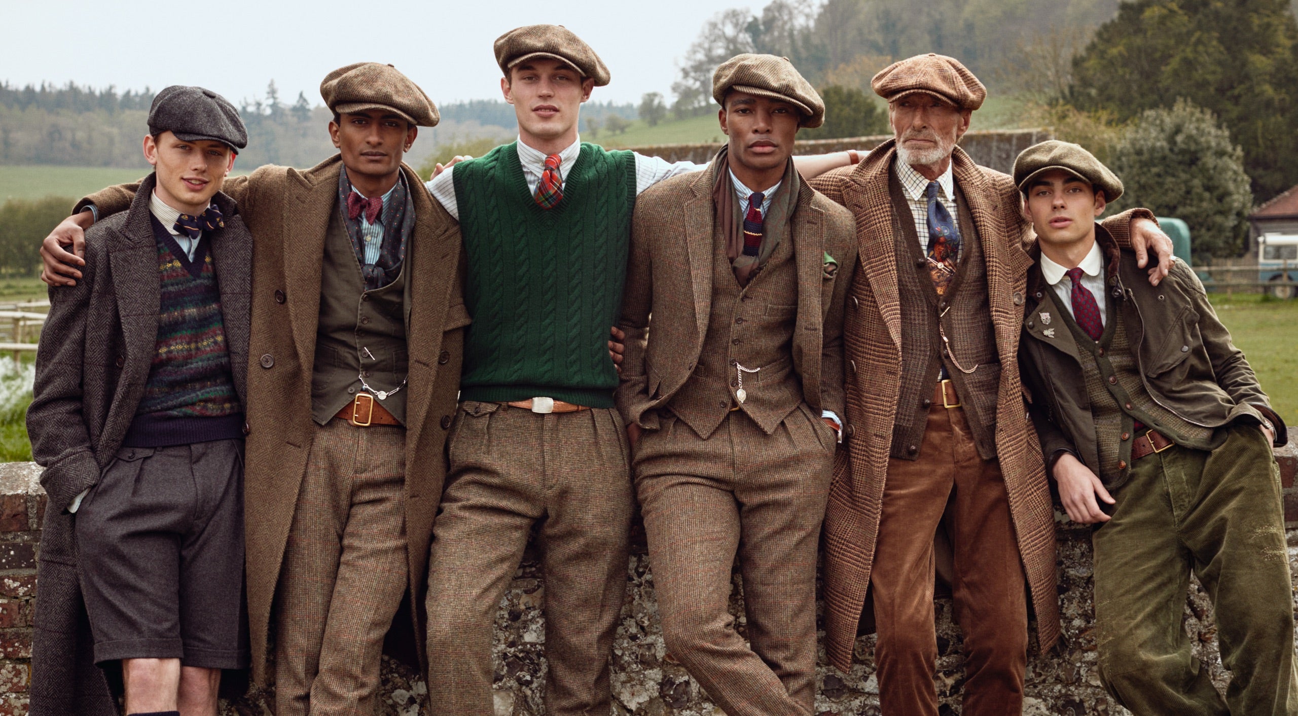 <strong>NA PISTA</strong><br/><span>Esta temporada de Polo Originals, inspirada na &eacute;poca de ouro das corridas de autom&oacute;veis de Grande Pr&eacute;mio, foi fotografada no Aut&oacute;dromo de Goodwood, situado em West Sussex, na propriedade de Goodwood, com cerca de 12 000 acres. Desde ent&atilde;o, o Aut&oacute;dromo tornou-se conhecido por acolher uma s&eacute;rie de eventos de desporto motorizados de prest&iacute;gio, incluindo o famoso Festival of Speed and Revival.</span> <br/><rlmag_link href="https://www.ralphlauren.pt/pt/search?cgid=brands-prl-tough-and-refined-cg"><button class="shop-collection">COMPRAR A COLE&Ccedil;&Atilde;O</button></rlmag_link>