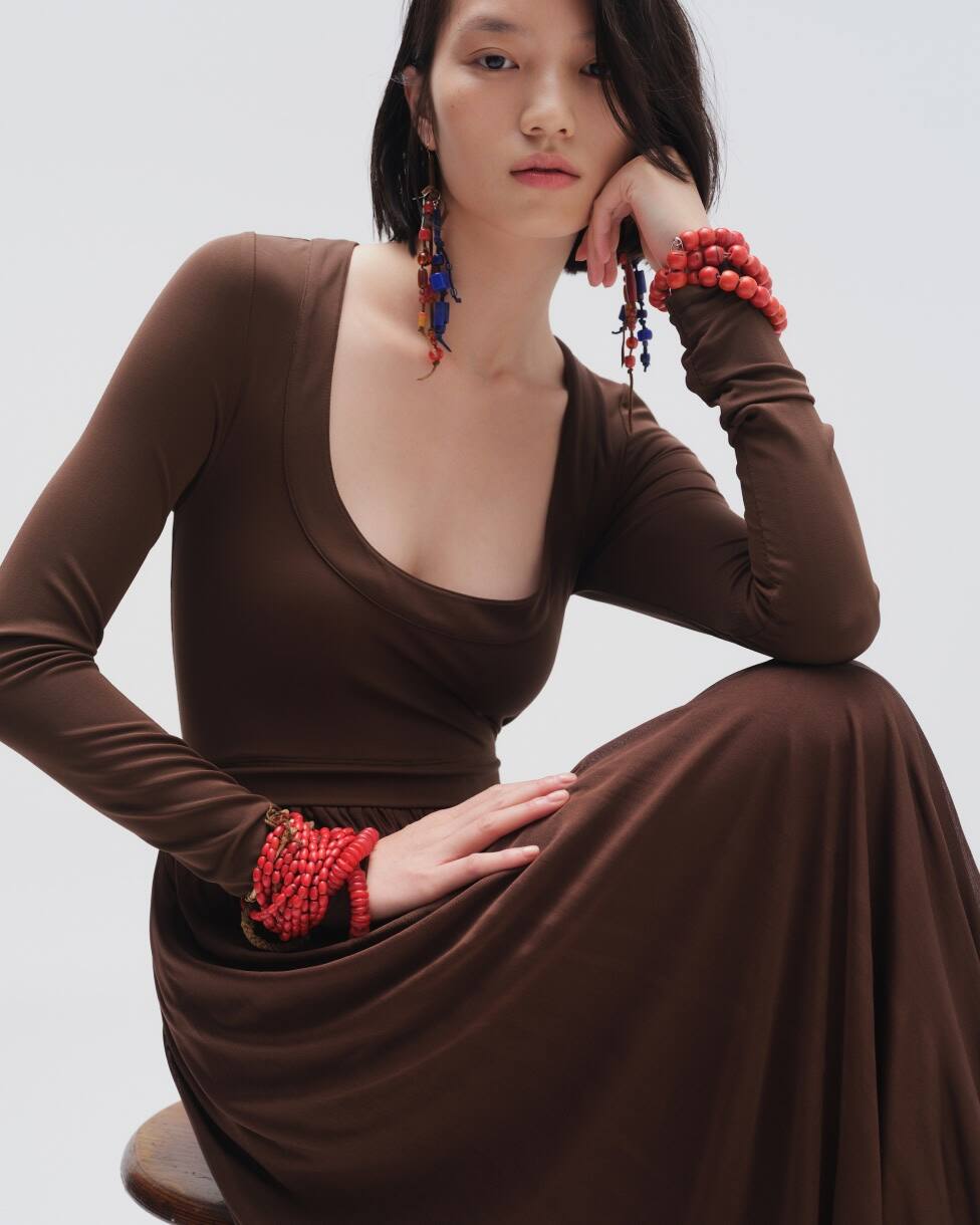 Vestido comprido de malha com laço atrás